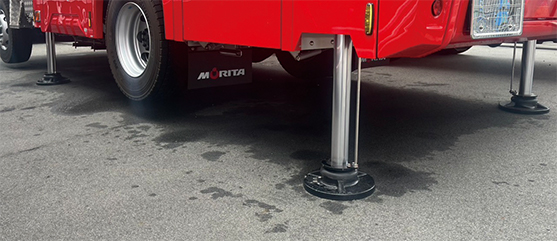 アウトリガを張り出さない為、はしご車の進入不可な狭隘地での救助が可能